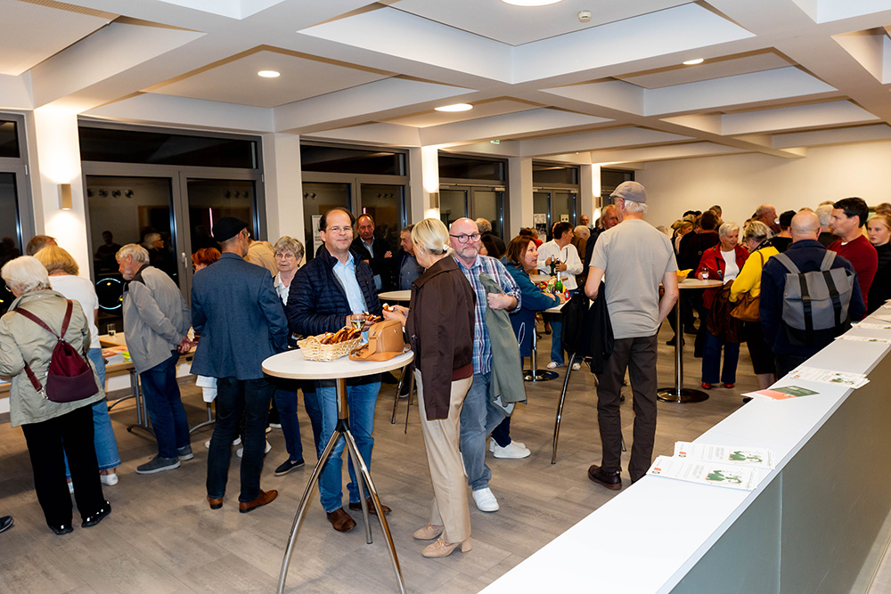Im Foyer wurde nach der Eröffnung eifrig diskutiert. Foto: VZG/Photogräfin