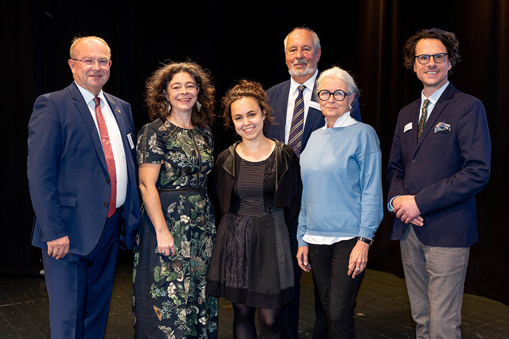 Eröffneten die Zeitgeschichte-Tage: Heidi Kastner und Anna Goldenberg, flankiert von Bürgermeister Johannes Waidbacher, Antonia Plessing, Florian Kotanko und Stefan Schlögl. Foto: VZG/Photogräfin