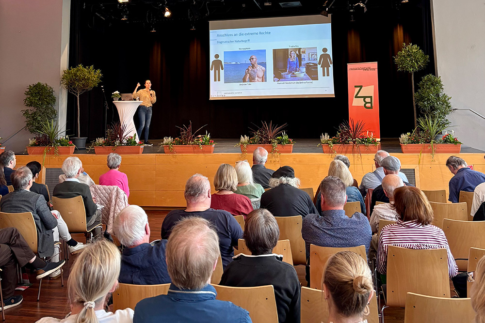 Bodendörfer gewährte einen Einblick in die Methoden und Mechanismen der Akteur:innen auf Social Media. Foto: VZG