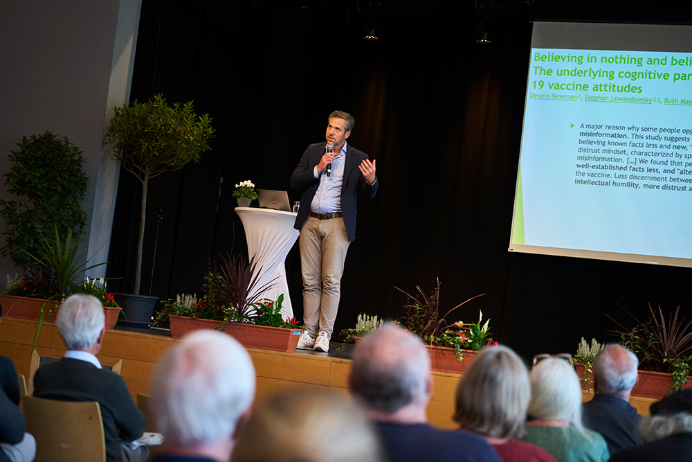 Claus Oberhauser beleuchtete die Geschichte von Verschwörungstheorien bis hin zum Nationalsozialismus. Foto: VZG/Tino Huber
