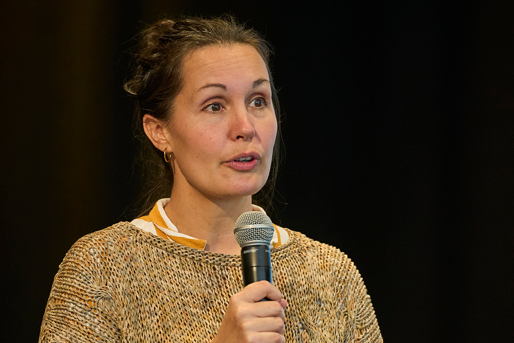 Am Samstag hielt Judith Bodendörfer einen Vortrag über braune Esoterik und das Geschäft mit der Selbstoptimierung. Foto: VZG/Tino Huber