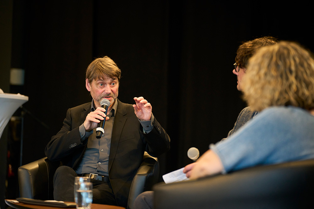 Der Hamburger Journalist Andreas Speit ordnete das Vorgehen völkischer und neurechter Gruppen vor dem Hintergrund der Wahlerfolge der AfD ein. Foto: VZG/Tino Huber