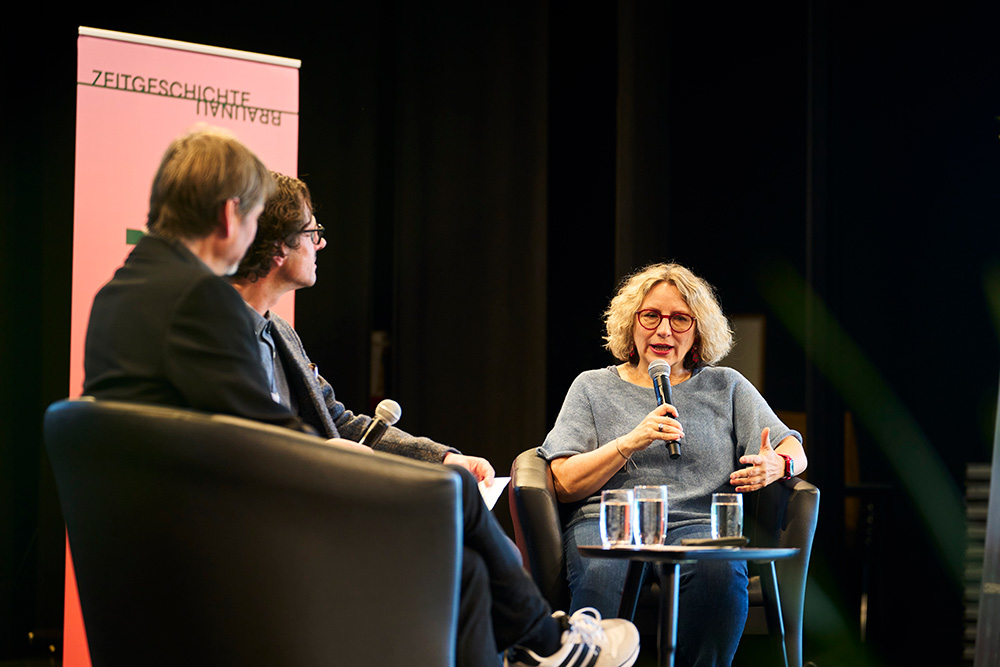 Ulrike Schiesser, Geschäftsführerin der Bundesstelle für Sektenfragen, im Podiumsgespräch mit Andreas Speit und Stefan Schlögl.Foto: VZG/Tino Huber