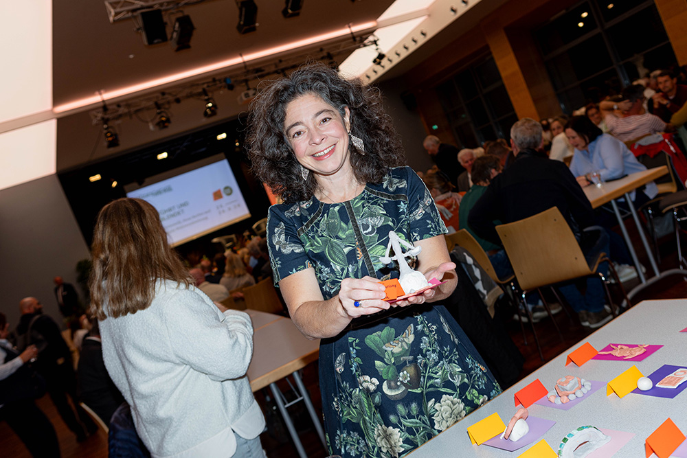 Antonia Plessing führte gemeinsam mit ihrer Kollegin Isabella Burtscher vom Haus der Geschichte Österreich die Workshops durch. Foto: VZG/Photogräfin