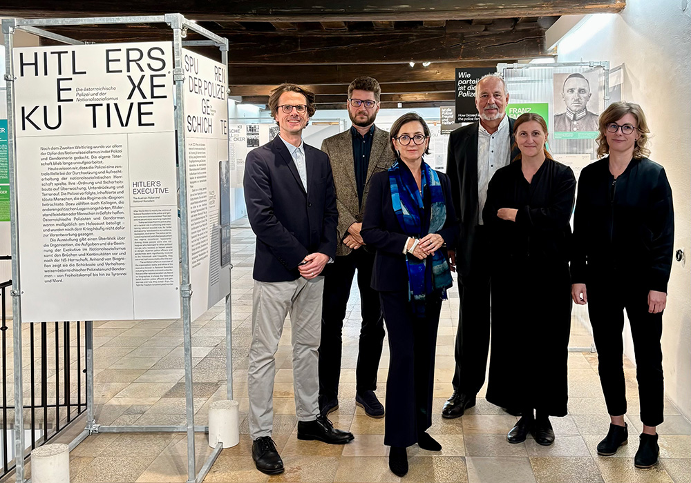 1-Hitlers-Exekutive-Ausstellung-Eröffnung-Braunau.jpg