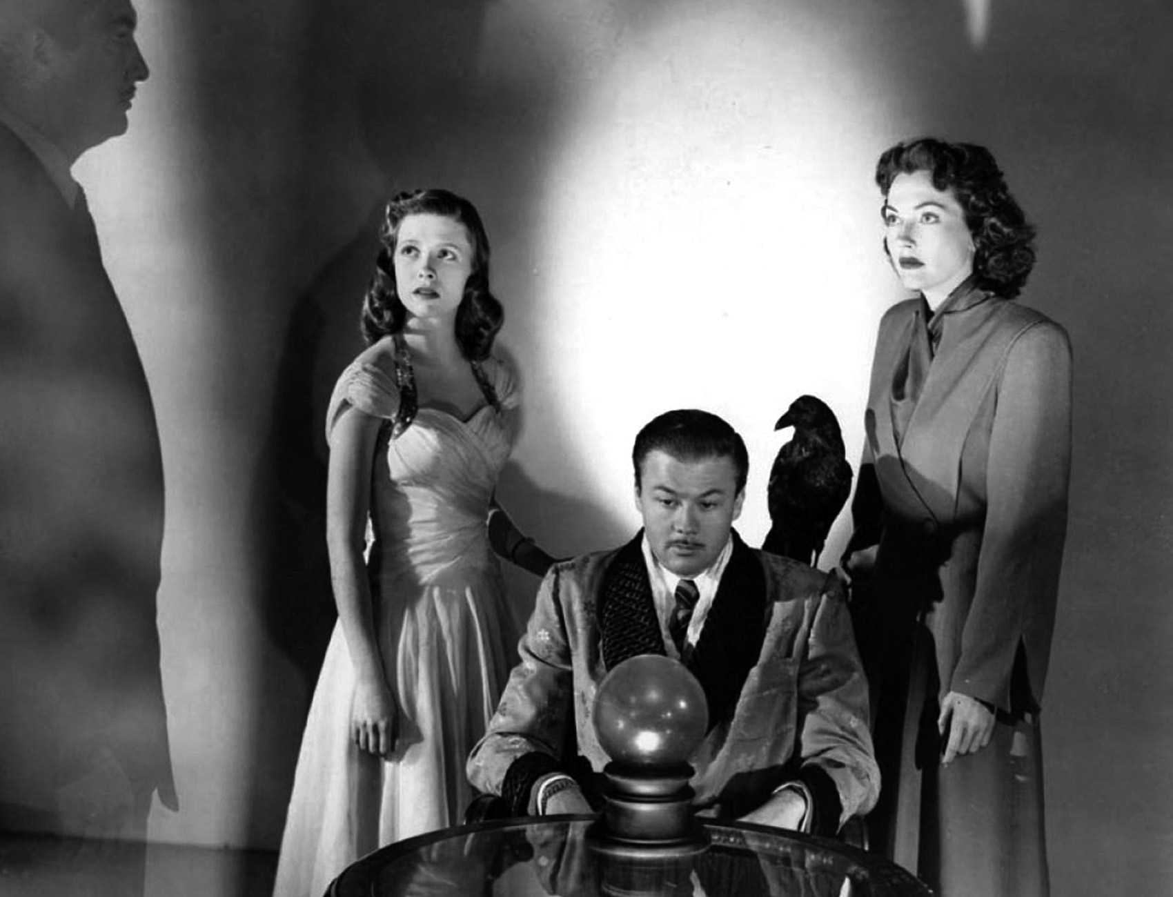 Warum ziehen Verschwörungsmythen Menschen in ihren Bann? Wie manipulieren selbsternannte Gurus ihr Publikum? Diesen Fragen gehen die Zeitgeschichte-Tage nach. Auch der Film The Amazing Mr. X (1948) greift dieses Thema auf. © Filmstill Alamy/Archive PL.