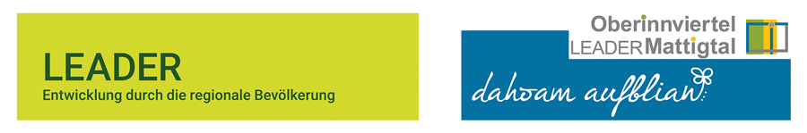 Zeitgeschichte Tage Braunau - Sponsoren - Förderlogos der Zeitgeschichte-Tage Braunau: Links das LEADER-Logo auf grünem Grund mit dem Slogan 'Entwicklung durch die regionale Bevölkerung'. Rechts das Logo der LEADER-Region Oberinnviertel Mattigtal auf blauem Grund mit dem Schriftzug 'dahoam aufblian'.